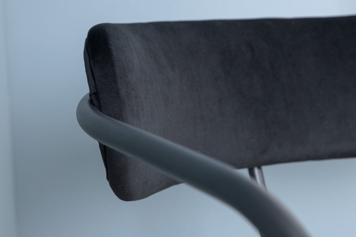 Poltrona Duffy – Singola con Struttura Nera e Rivestimento in Velluto Nero